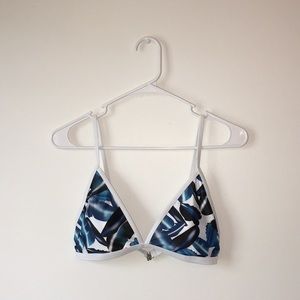 Blue leafs, white lining